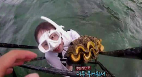 李烈音或被判5年 韩国女星李烈音，泰国录制节目捕捉巨型蛤蜊