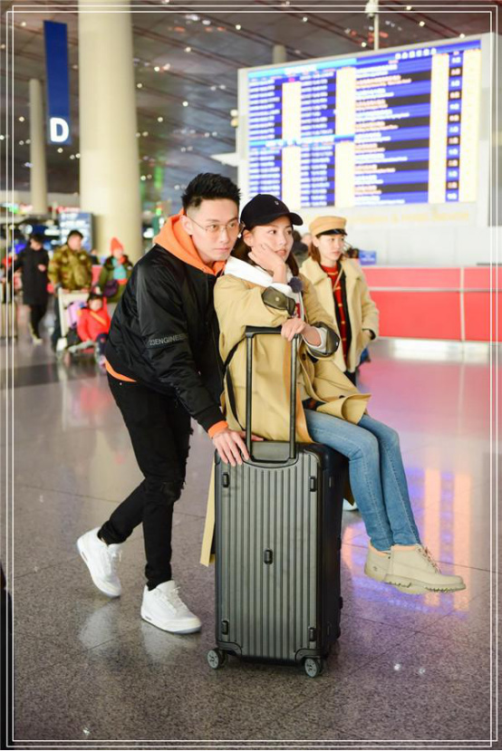 张嘉倪和买超已成为娱乐界的新模特夫妻。 这对年轻夫妇参加了“女性浪漫旅行”
