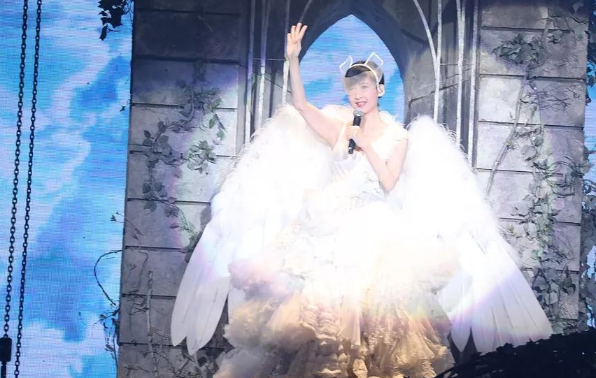52岁周慧敏举办演唱会，舞台上戴翅膀变身天使，魅力四射