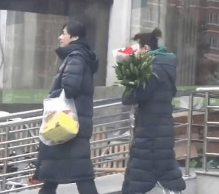 网友街头偶遇祖峰刘天池夫妇，结婚8年一直很低调，网友表示很羡慕！