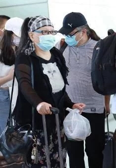 刘欢携妻现身机场，低调出行。