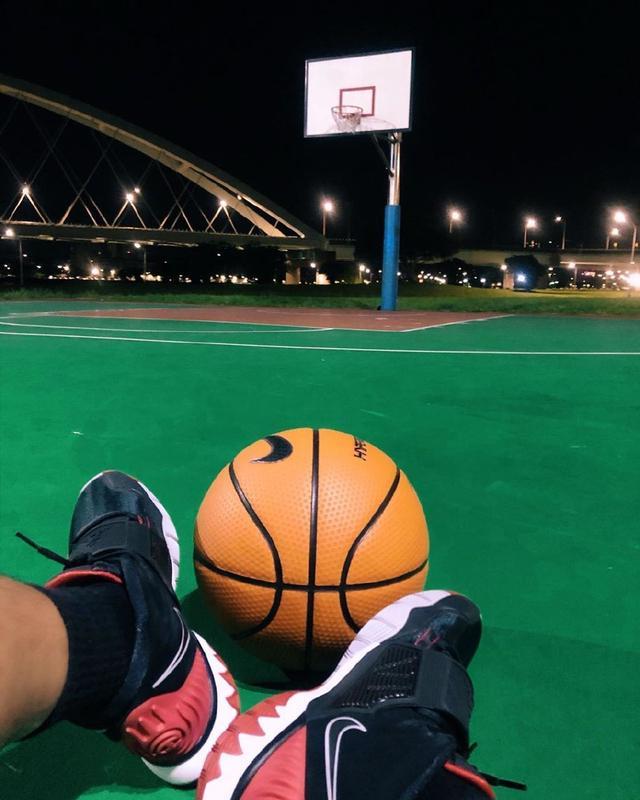 罗志祥深夜去公园打篮球，网友评论变黑变胖小粗腿。