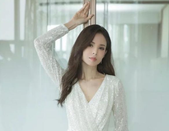 54岁的李若彤依旧是魅力四射！身穿白色连衣裙如小仙女一般，身材真是太好了！