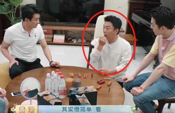 黄渤在节目中挑战8秒涂口红，本以为他是在开玩笑，没想到他还真是个美妆博主！