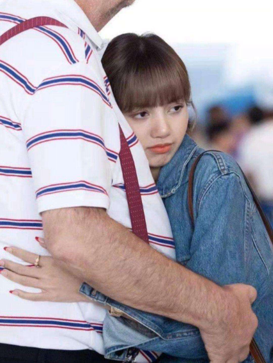 lisa是泰国和哪的混血，lisa父亲不是亲生的吗？Lisa机场拥抱的大熊般的父亲实际是她继父？