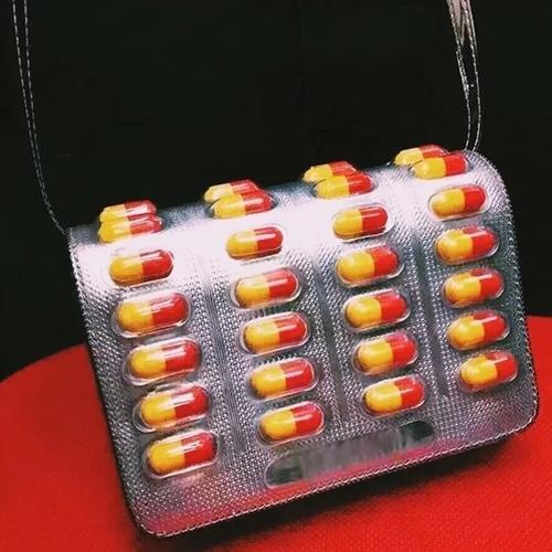 药丸包包是什么牌子？药丸包包出自春夏系列，得到时尚圈人士的追捧