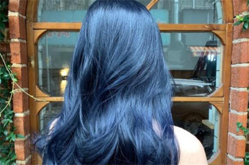 蓝黑色头发掉色过程详解