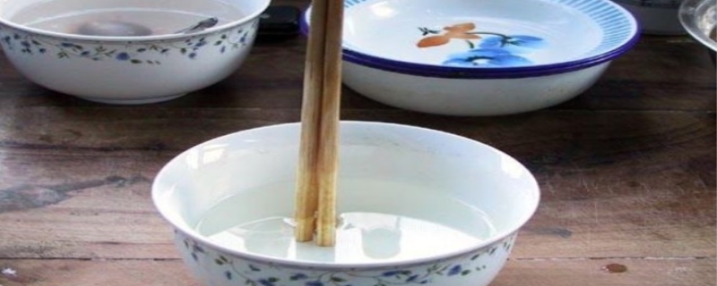 三根筷子放在碗里为什么会站,三根筷子放在碗里驱鬼有用吗