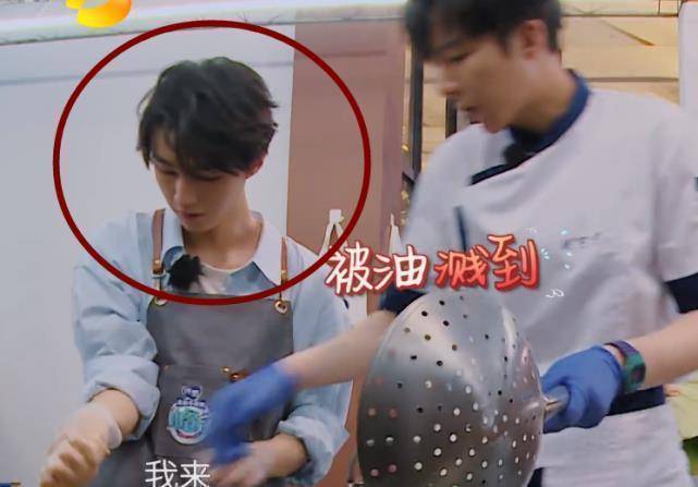《中餐厅》王俊凯被热油溅伤，无人关心，谁看清他用啥疗伤？太心酸了 