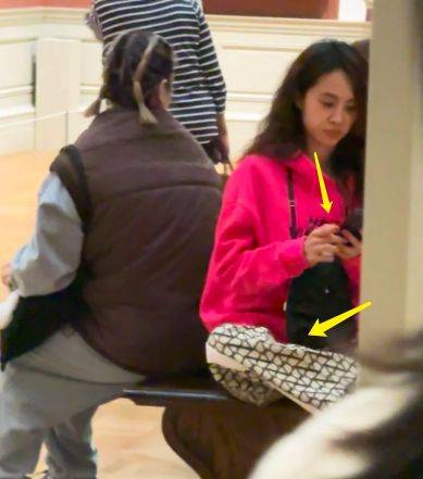 43岁蔡依林逛纽约博物馆，坐姿豪迈跷二郎腿，一细节被质疑老花眼 