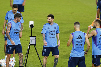 万众瞩目！阿根廷队热身阿联酋 梅西被重点保护 对手主帅幽默