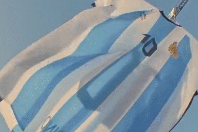 决赛加油！梅西家乡阿根廷罗萨里奥悬挂着一件巨大的梅西球衣