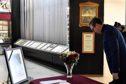 塞尔维亚总统在米哈伊洛维奇哀悼书上签名 并对其遗物鞠躬