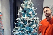 内马尔晒自己与圣诞树以及埃菲尔铁塔模型的合影：圣诞快乐