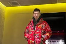 孙铭徽晒个人照：那句话咋说的 双手插兜