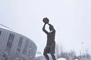 带着白帽子的红灯笼！山西队官方晒大雪下的主场球馆