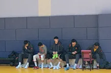 媒体人晒中国男篮集训照片：小孩自动挤在一桌