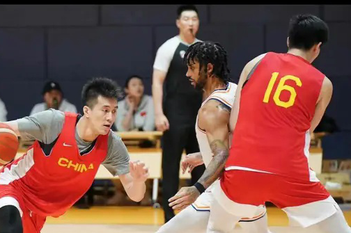 男篮参赛名单官宣！周琦领衔 后卫+锋线各5人 胡金秋意外落选