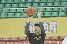 广厦男篮官博晒照：新地板装好后的首次踩场训练