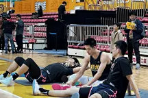 媒体人晒广东队与广厦队赛前热身照：叙旧现场  ​​​