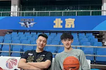 翟晓川晒与曾凡博合照：小伙子明天接着干
