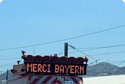 巴黎欧冠遭淘汰后 有马赛球迷用电子屏表示：谢谢你 拜仁