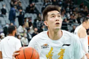 郭艾伦上半场7中5 三分1中1 得到16分2篮板5助攻