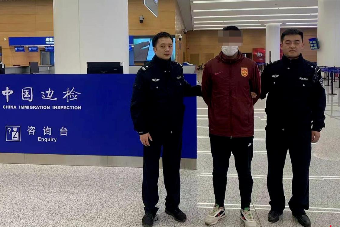 红星新闻：前裁判刘某诈骗超千万 潜逃泰国3年被抓时穿国足外套