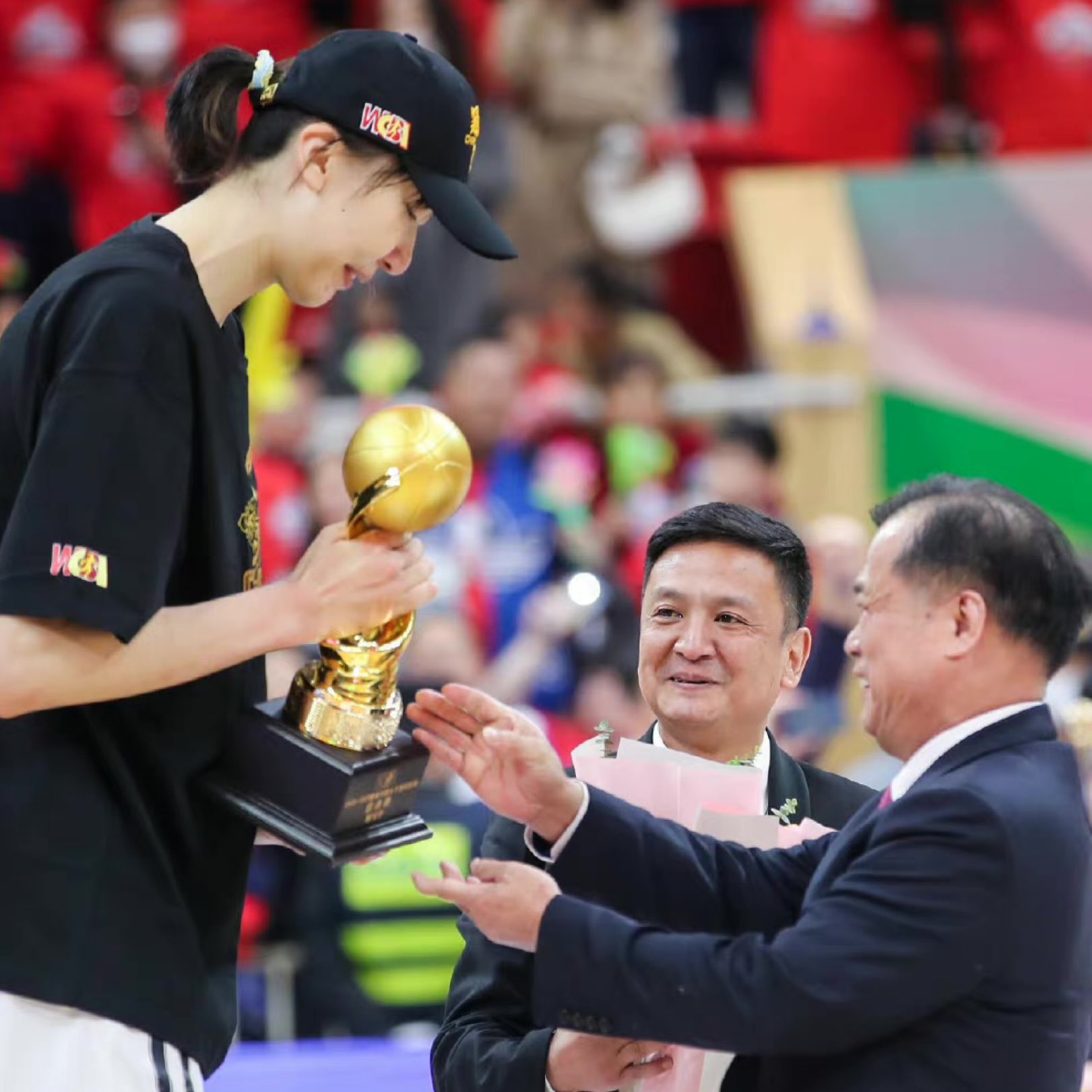 中国篮球之队：中国女篮荣获全国三八红旗集体称号 向她们致敬