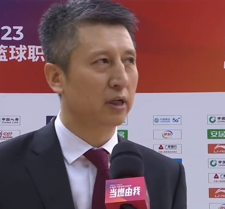 阿扎爾抵達金球獎紅毯，怎么感覺退役后瘦了？??