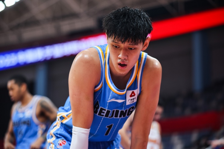 ??梅西八次登臺領取金球獎，哪一次最帥？
