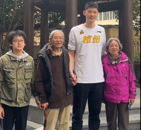 優質偶像！塔圖姆空降波士頓一所高中 所有學生瞬間沸騰??