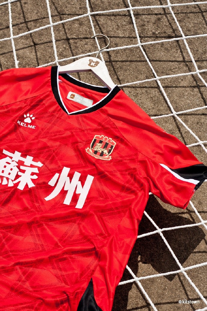 開幕雷擊！開場不到1分鐘，馬奎爾頭部受傷