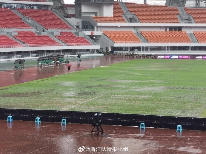 博主：由于雨势较大，浙江vs津门虎需比赛监督决定是否延时开球