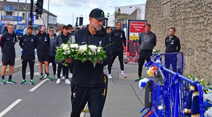 克洛普&利物浦球员前往埃弗顿新主场，为意外身亡的工人献花