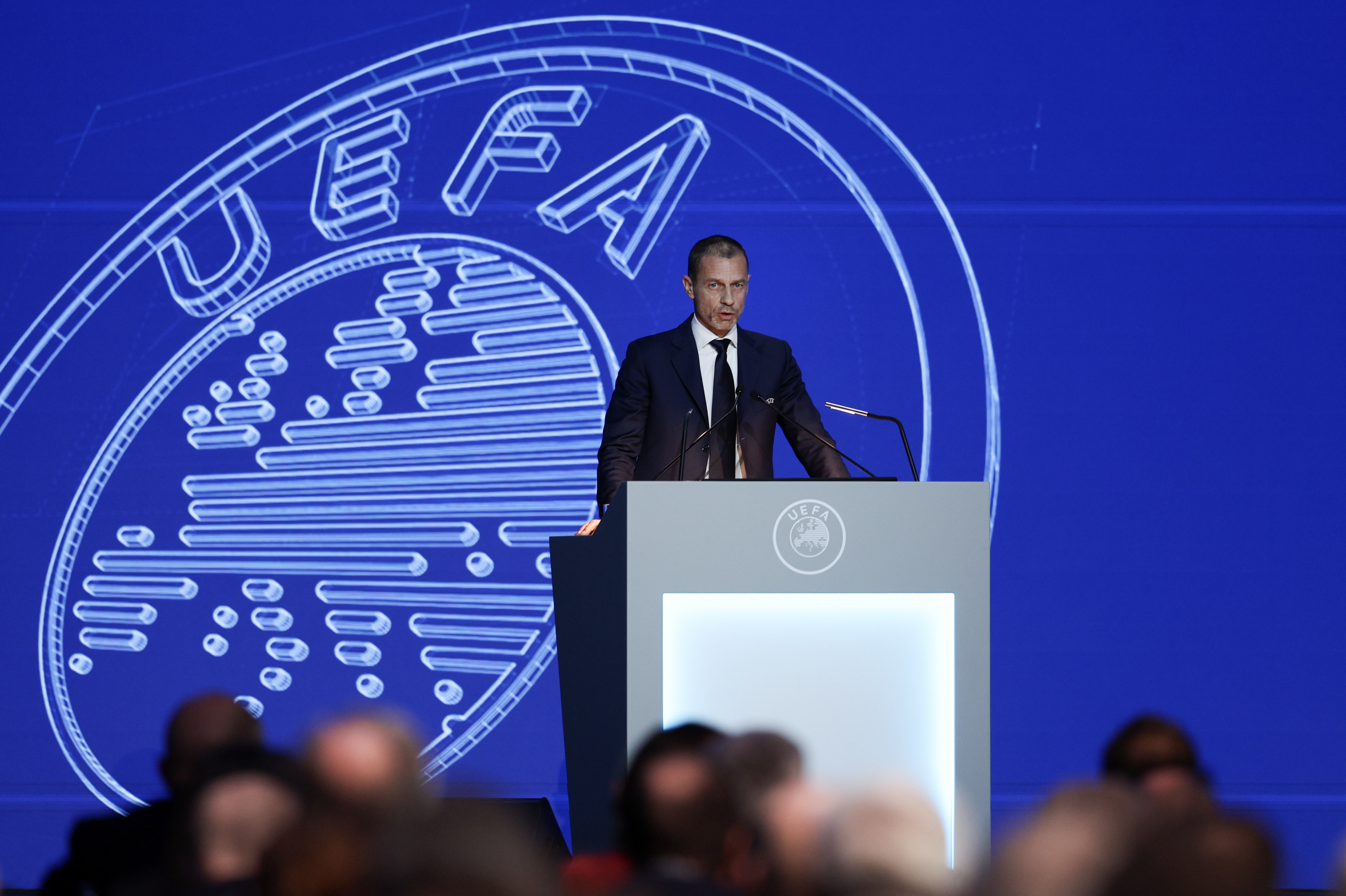 世体：欧足联不会同意在欧战赛场上公开主裁判和VAR交流的世体音频