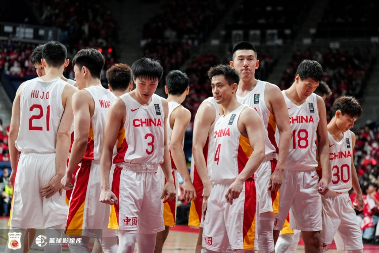 中国新闻周刊：如今场上的新人似乎并不足以支撑中国男篮的未来