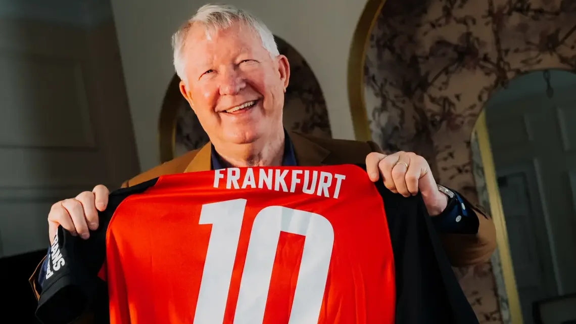 ❤️法兰克福授予弗格森终身会员资格，法兰弗格赠送10号纪念球衣