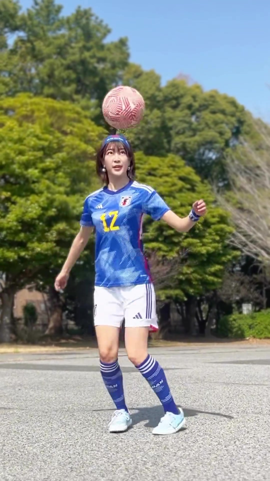 完爆多少吧友日本女演员大秀花式颠球，为国家队世预赛助威