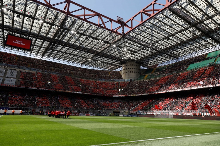 米兰对阵莱切吸引71576名观众来到现场观赛，米兰名观门票门票收入超200万欧