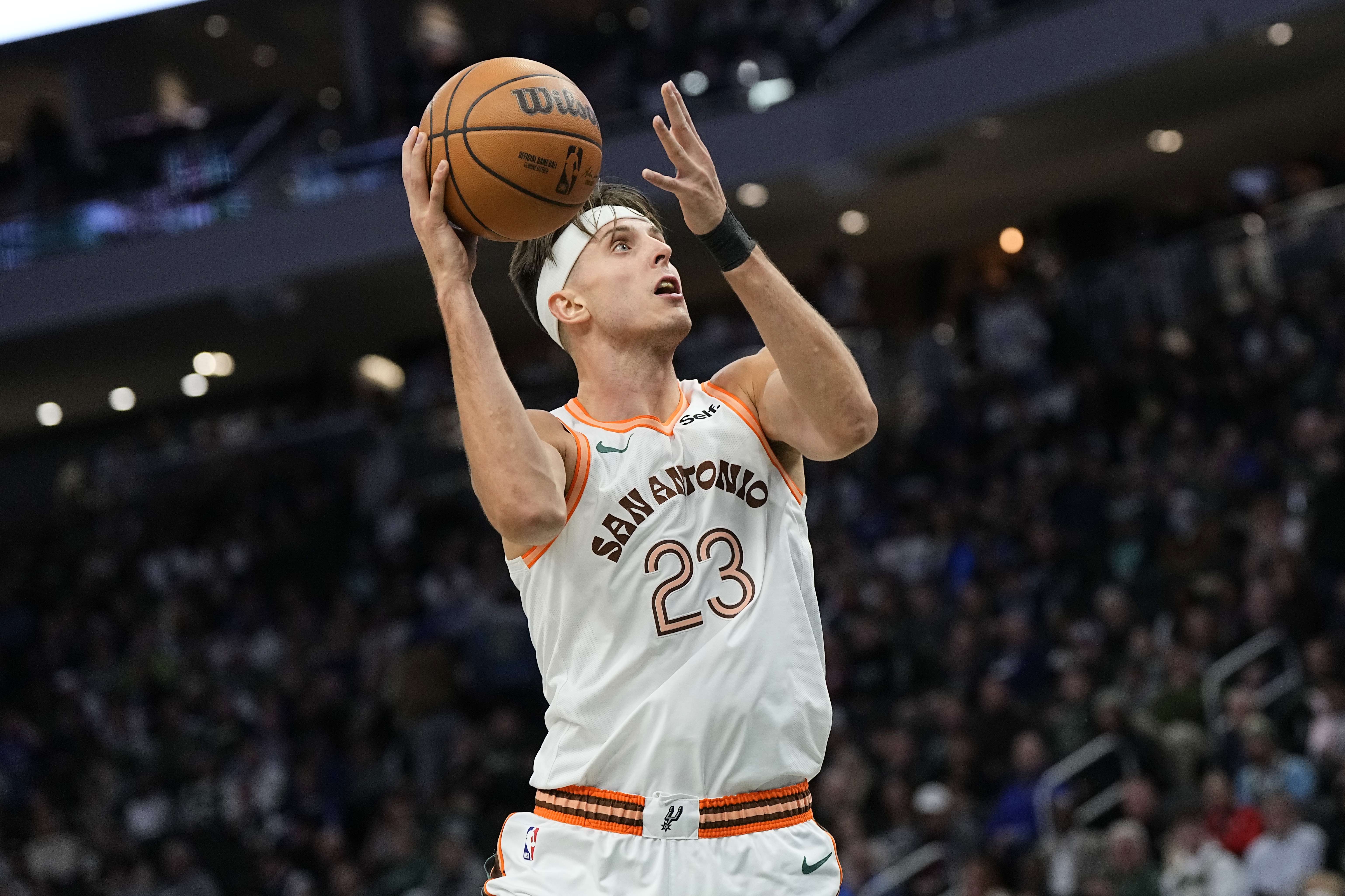 扎克-科林斯：我为自己在防守端的进步感到满意 空间在NBA很重要