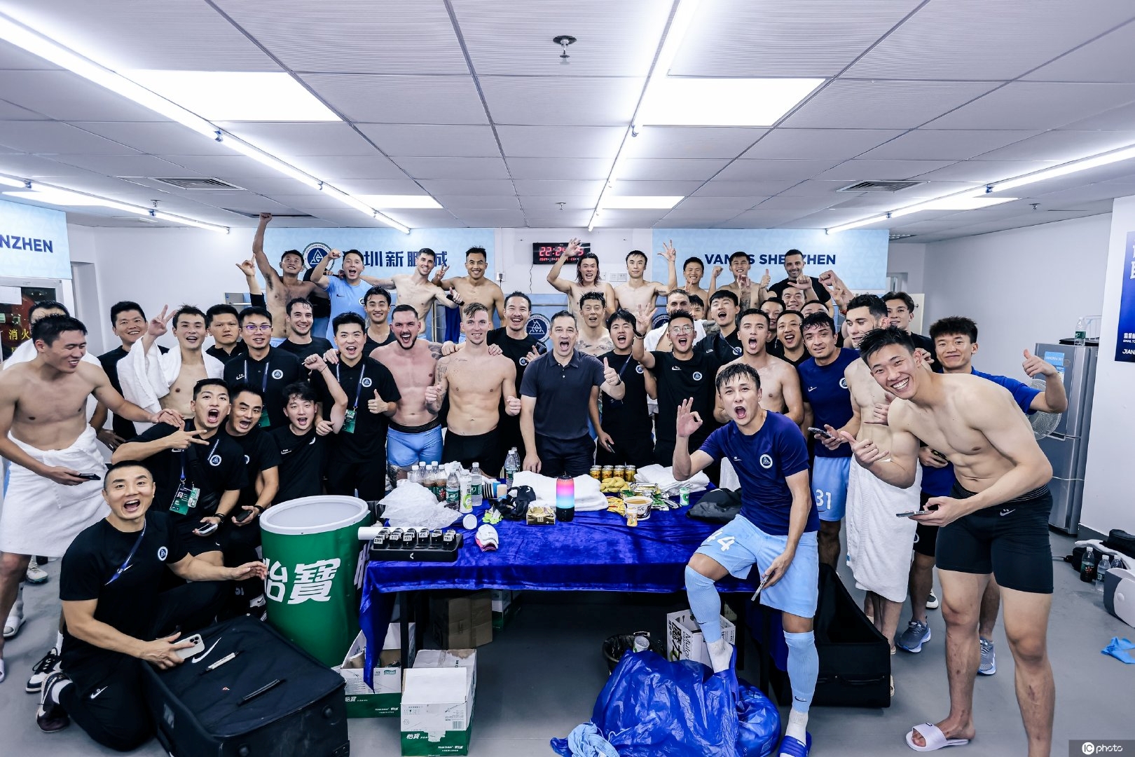 深圳新鹏城vs北京国安，久等了大家，赛后大合影来了
<div class=