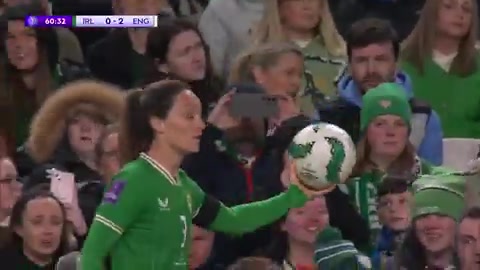 你行吗爱尔兰女足球员展现手抛球绝