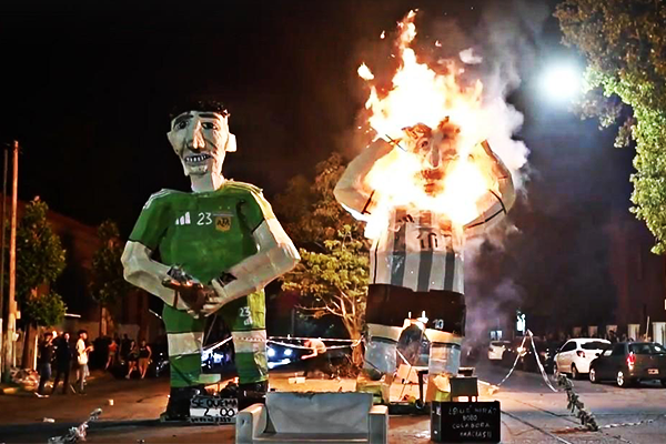 阿根廷民众烧梅西雕像庆祝传统新年