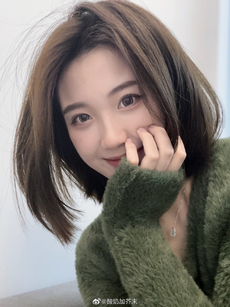 甜蜜暴击！高诗岩女友发博晒出二人的恩爱合照