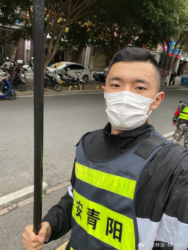 保安大队长已到岗！陈林坚晒身穿护卫服照：上班