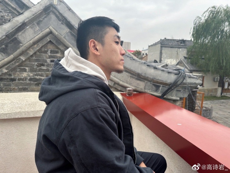 亚洲前三侧颜！高诗岩晒照：好好吃饭 好好睡觉 好好打球