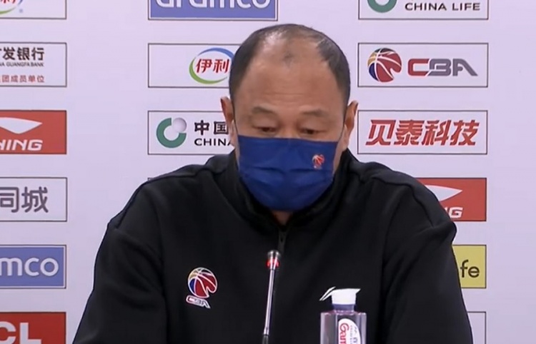 崔万军：琼斯被罚出场后 国内球员在攻守两端表现出色