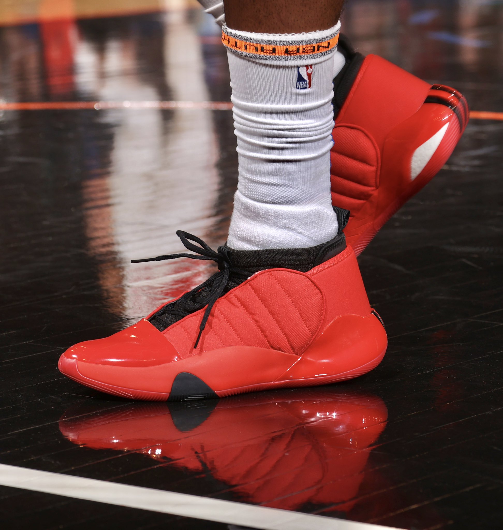 熟悉的红色！哈登今日继续上脚Harden Vol 7 节日气氛拉满