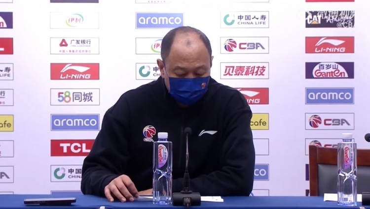 崔万军谈赢球：我们整场比赛防守压迫性很强 篮板球控制得也不错